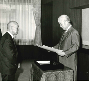 奥野法務大臣(当時)より感謝状を受け取る日立みらい財団 初代理事長 竹内亀次郎