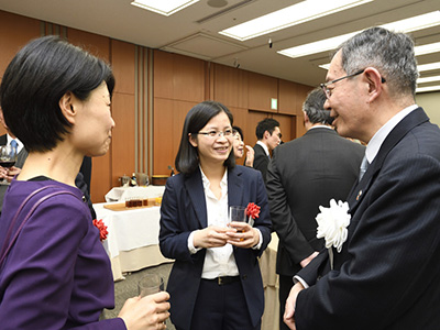 パーティー２：田中理事長（右）と歓談する受領者